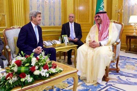 Le roi Salmane ben Abdelaziz Al Saoud d'Arabie Saoudite et le prince Mohammed ben Nayef Al Saoud recevant le secrétaire d'état américain John Kerry à Djeddah le 15 mai 2016.