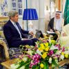 Le roi Salmane ben Abdelaziz Al Saoud d'Arabie Saoudite et le prince Mohammed ben Nayef Al Saoud recevant le secrétaire d'état américain John Kerry à Djeddah le 15 mai 2016.