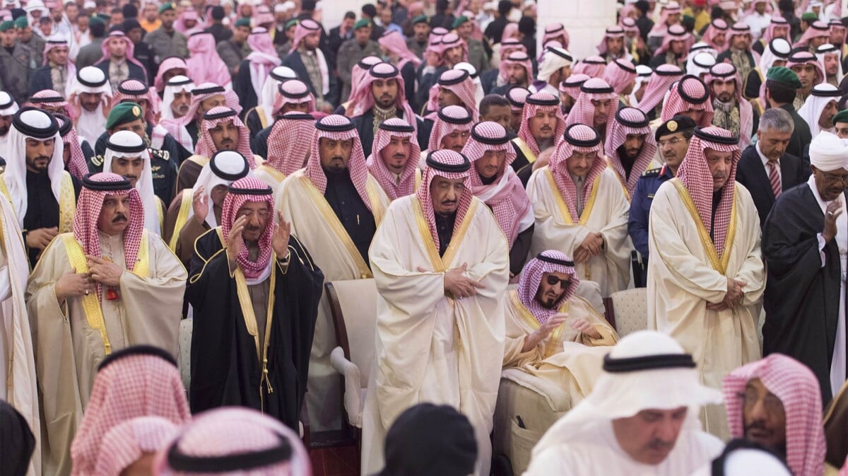 Photo Le roi Salmane ben Abdelaziz Al Saoud d'Arabie Saoudite lors des obsèques du roi