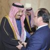 Francois Hollande est accueilli par le prince Salmane ben Abdelaziz Al Saoud lors de son arrivée à Riyad en Arabie Saoudite le 29 décembre 2013. L