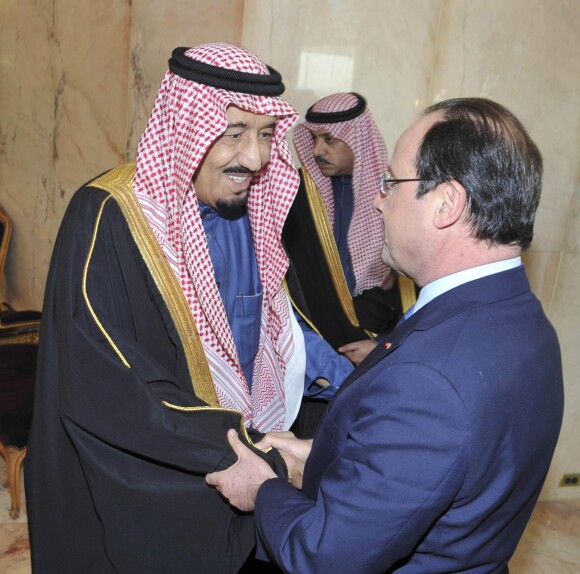 Francois Hollande est accueilli par le prince Salmane ben Abdelaziz Al Saoud lors de son arrivée à Riyad en Arabie Saoudite le 29 décembre 2013. L