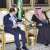 Francois Hollande est accueilli par le prince Salmane ben Abdelaziz Al Saoud lors de son arrivée à Riyad en Arabie Saoudite le 29 décembre 2013. L
