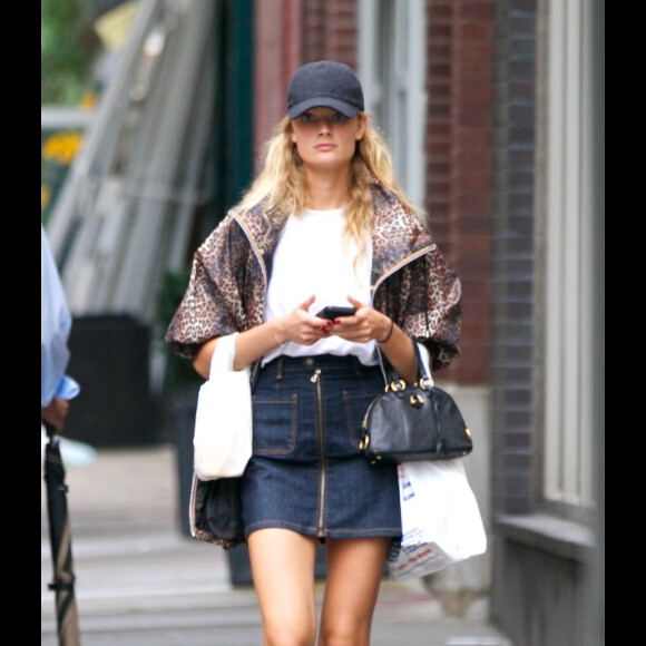 Le mannequin français Constance Jablonski seule dans la rue à New York le 20 septembre 2016.
