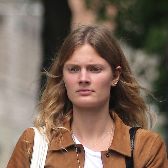 Constance Jablonski, mannequin française pour Victoria's Secret, dans la rue à New York le 24 mai 2016.