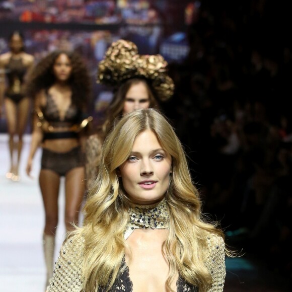 Constance Jablonski lors de la 9ème édition du "Etam Live Show" (Etam Lingerie) lors de la fashion week à Paris, le 27 septembre 2016.