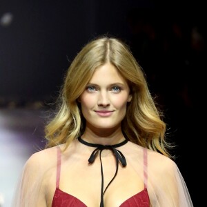 Constance Jablonski défile pour la  9ème édition du "Etam Live Show" (Etam Lingerie) lors de la fashion week à Paris, le 27 septembre 2016. La marque Etam fête ses 100 ans en 2016.