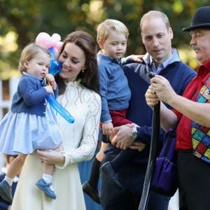 Le prince George et la princesse Charlotte de Cambridge ont participé, avec leurs parents le prince William et Kate Middleton, à une fête réunissant des enfants de familles de militaires canadiennes le 29 septembre 2016 à la Maison du Gouvernement à Victoria, en Colombie-Britannique, au sixième jour de la tournée royale au Canada.