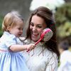 Le prince George et la princesse Charlotte de Cambridge ont participé, avec leurs parents le prince William et Kate Middleton, à une fête réunissant des enfants de familles de militaires canadiennes le 29 septembre 2016 à la Maison du Gouvernement à Victoria, en Colombie-Britannique, au sixième jour de la tournée royale au Canada.