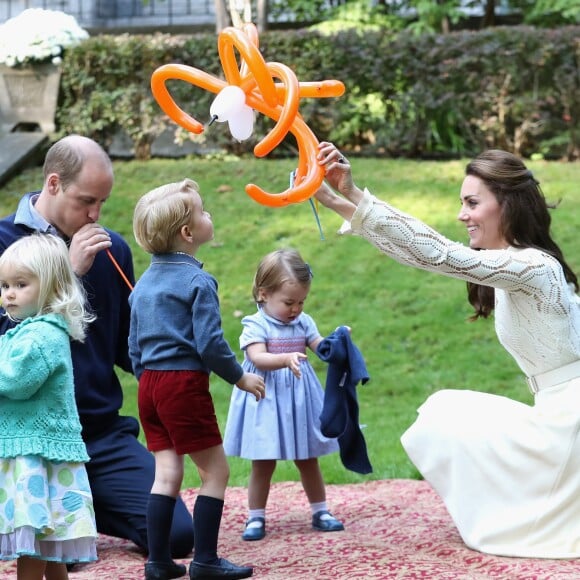 Une sculpture de ballon pour George, pas de jaloux ! Le prince George de Cambridge (3 ans) et la princesse Charlotte de Cambridge (1 an) ont participé, avec leurs parents le prince William et Kate Middleton, à une fête réunissant des enfants de familles de militaires canadiennes le 29 septembre 2016 à la Maison du Gouvernement à Victoria, en Colombie-Britannique, au sixième jour de la tournée royale au Canada. © Chris Jackson/PA Wire/Abacapress.com