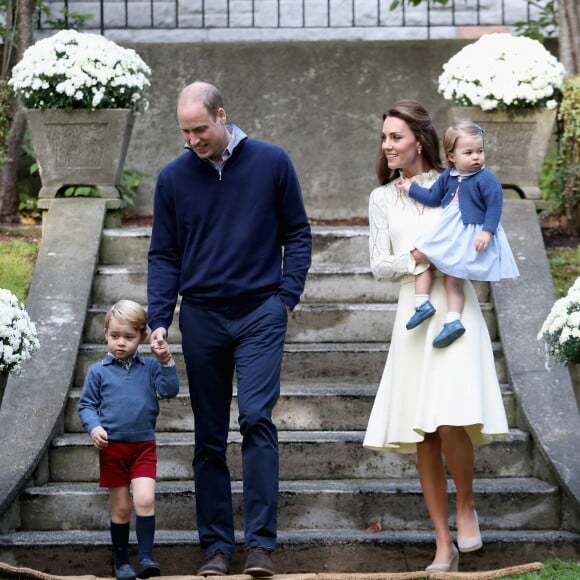 Le prince George de Cambridge (3 ans) et la princesse Charlotte de Cambridge (1 an) arrivant, avec leurs parents le prince William et Kate Middleton, à une fête réunissant des enfants de familles de militaires canadiennes le 29 septembre 2016 à la Maison du Gouvernement à Victoria, en Colombie-Britannique, au sixième jour de la tournée royale au Canada. © Chris Jackson/PA Wire/Abacapress.com