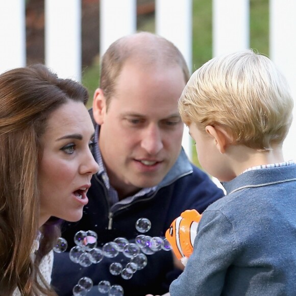 Le prince George de Cambridge (3 ans), qui se fait gronder parce qu'il tire sur sa soeur et ses parents avec son pistolet à bulles, et la princesse Charlotte de Cambridge (1 an) ont joué, avec leurs parents le prince William et Kate Middleton, lors d'une fête réunissant des enfants de familles de militaires canadiennes le 29 septembre 2016 à la Maison du Gouvernement à Victoria, en Colombie-Britannique, au sixième jour de la tournée royale au Canada. © Chris Jackson/PA Wire/Abacapress.com