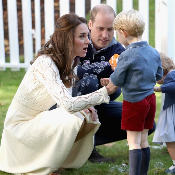 Le prince George de Cambridge (3 ans), qui se fait gronder parce qu'il tire sur sa soeur et ses parents avec son pistolet à bulles, et la princesse Charlotte de Cambridge (1 an) ont participé, avec leurs parents le prince William et Kate Middleton, à une fête réunissant des enfants de familles de militaires canadiennes le 29 septembre 2016 à la Maison du Gouvernement à Victoria, en Colombie-Britannique, au sixième jour de la tournée royale au Canada. © Chris Jackson/PA Wire/Abacapress.com