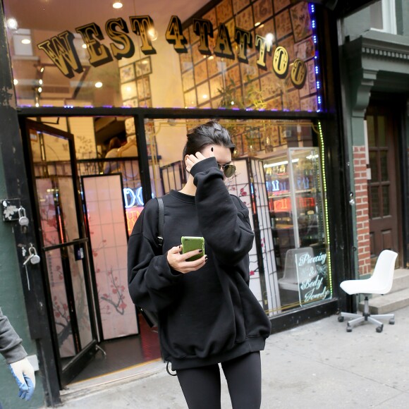 Kendall Jenner quitte le West 4 Tattoo à New York, le 29 septembre 2016.