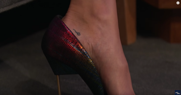 Mandy Moore sur le plateau de Seth Meyer explique l'origine de son tatouage en forme de spermatozoïde. Image extraite d'une vidéo publiée sur Youtube, le 27 septembre 2016