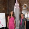 Elizabeth Hurley allume l'Empire State Building en rose pour le soutien de la fondation "Take action together to defeat breast cancer" à New York, le 30 septembre