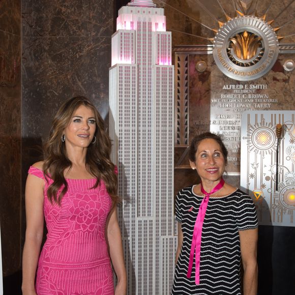 Elizabeth Hurley allume l'Empire State Building en rose pour le soutien de la fondation "Take action together to defeat breast cancer" à New York, le 30 septembre