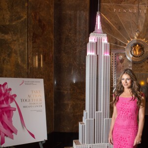 Elizabeth Hurley allume l'Empire State Building en rose pour le soutien de la fondation "Take action together to defeat breast cancer" à New York, le 30 septembre