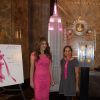 Elizabeth Hurley allume l'Empire State Building en rose pour le soutien de la fondation "Take action together to defeat breast cancer" à New York, le 30 septembre