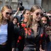 Karlie Kloss et Gigi Hadid sortant du défilé de mode "Mugler", collection prêt-à-porter Printemps-Eté 2017 à Paris, le 1er octobre 2016