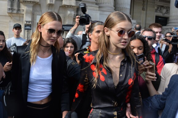 Karlie Kloss et Gigi Hadid sortant du défilé de mode "Mugler", collection prêt-à-porter Printemps-Eté 2017 à Paris, le 1er octobre 2016
