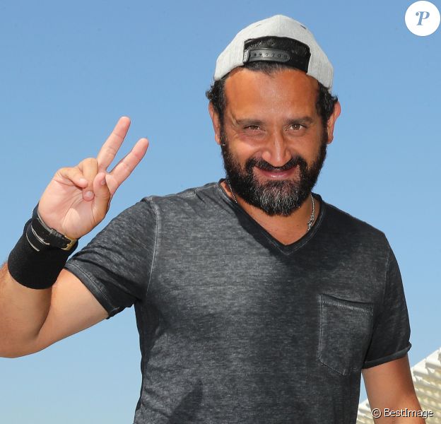 Exclusif - Fini les vacances pour Cyril Hanouna, très aminci, qui arrive à l'aéroport de Nice pour prendre un avion pour Paris. Le 24 août 2016
