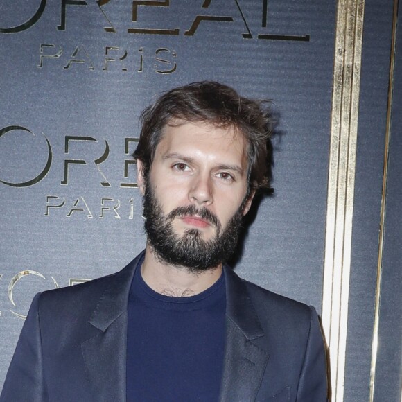 Hugo Becker - Photocall - Soirée "Gold Obsession" de L'Oréal à la Monnaie de Paris lors de la Fashion Week de Paris, le 2 octobre 2016.