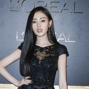 Crystal Zhang - Photocall - Soirée "Gold Obsession" de L'Oréal à la Monnaie de Paris lors de la Fashion Week de Paris, le 2 octobre 2016.