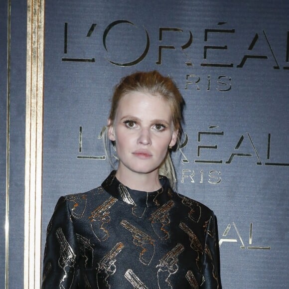 Lara Stone - Photocall - Soirée "Gold Obsession" de L'Oréal à la Monnaie de Paris lors de la Fashion Week de Paris, le 2 octobre 2016.