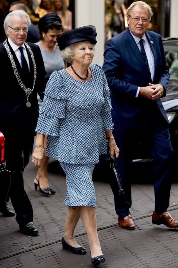 La princesse Beatrix des Pays-Bas au centre de conférence "Nieuwspoort" à l'occasion du 30ème anniversaire de "CoMensha" à La Haye. Le 22 septembre 2016  Princess Beatrix of the Netherlands leaving the Nieuwspoort Hague conference on the occasion of the 30th anniversary of CoMensha in Den Haag on September 22, 2016 The national Human Trafficking Coordination Centre stands at the congress reflect on what has been achieved and what are the challenges in the coming period.22/09/2016 - La Haye