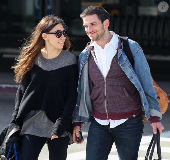 Zosia Mamet et Evan Jonigkeit arrivent à l'aéroport de Los Angeles le 30 mai 2013.