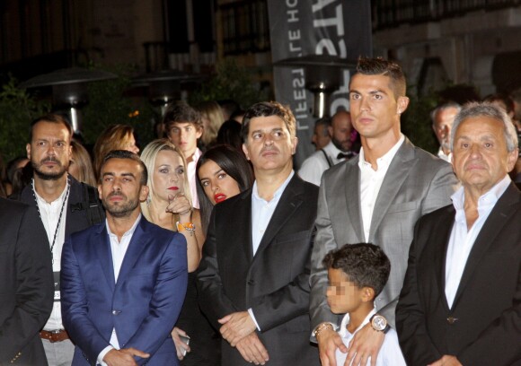 Cristiano Ronaldo avec son fils Cristiano Jr. lors de l'inauguration de son hôtel Pestana CR7 à Lisbonne le 2 octobre 2016.