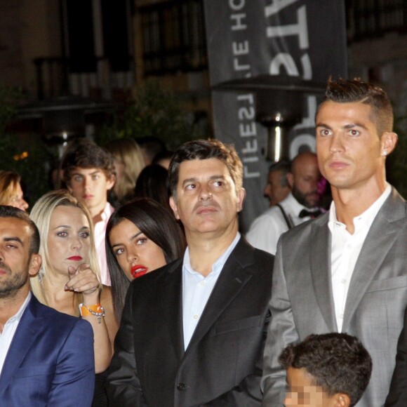 Cristiano Ronaldo avec son fils Cristiano Jr. lors de l'inauguration de son hôtel Pestana CR7 à Lisbonne le 2 octobre 2016.
