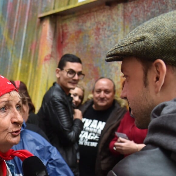 Des fans faisant la queue pour la premier concert de la nouvelle tournée de Renaud, après dix ans d'absence aux Arènes de l'Agora à Evry, le 1er octobre 2016. © Lionel Urman/Bestimage