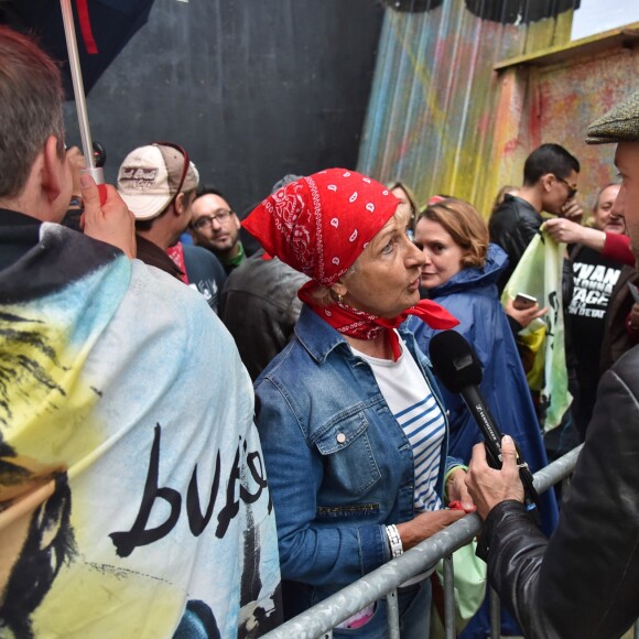 Des fans faisant la queue pour la premier concert de la nouvelle tournée de Renaud, après dix ans d'absence aux Arènes de l'Agora à Evry, le 1er octobre 2016. © Lionel Urman/Bestimage