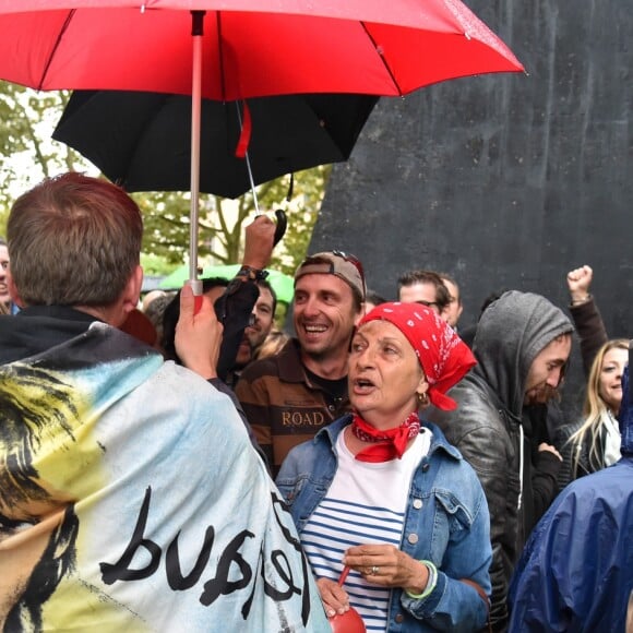 Des fans faisant la queue pour la premier concert de la nouvelle tournée de Renaud, après dix ans d'absence aux Arènes de l'Agora à Evry, le 1er octobre 2016. © Lionel Urman/Bestimage