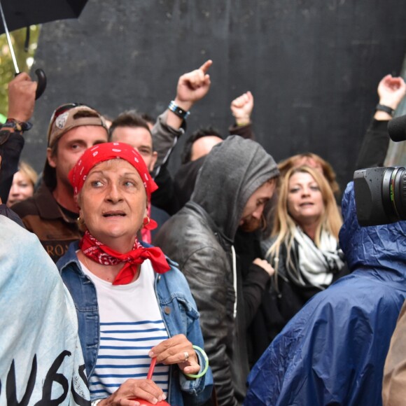 Des fans faisant la queue pour la premier concert de la nouvelle tournée de Renaud, après dix ans d'absence aux Arènes de l'Agora à Evry, le 1er octobre 2016. © Lionel Urman/Bestimage