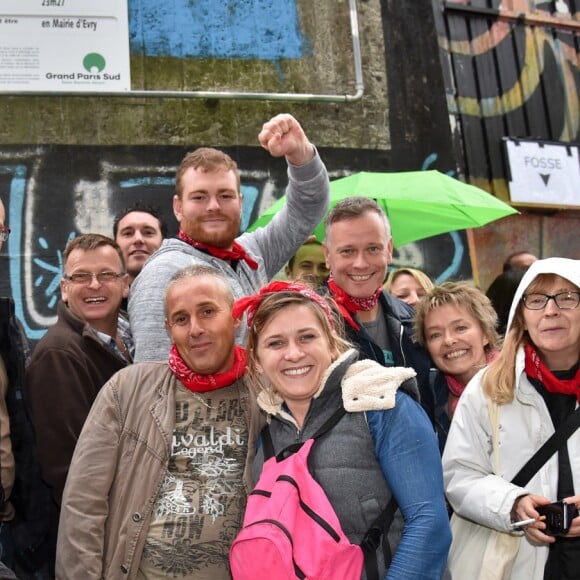 Des fans faisant la queue pour la premier concert de la nouvelle tournée de Renaud, après dix ans d'absence aux Arènes de l'Agora à Evry, le 1er octobre 2016. © Lionel Urman/Bestimage