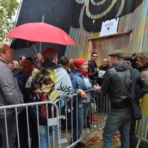 Des fans faisant la queue pour la premier concert de la nouvelle tournée de Renaud, après dix ans d'absence aux Arènes de l'Agora à Evry, le 1er octobre 2016. © Lionel Urman/Bestimage