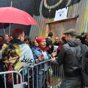 Des fans faisant la queue pour la premier concert de la nouvelle tournée de Renaud, après dix ans d'absence aux Arènes de l'Agora à Evry, le 1er octobre 2016. © Lionel Urman/Bestimage