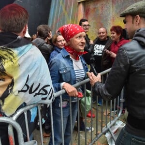 Des fans faisant la queue pour la premier concert de la nouvelle tournée de Renaud, après dix ans d'absence aux Arènes de l'Agora à Evry, le 1er octobre 2016. © Lionel Urman/Bestimage