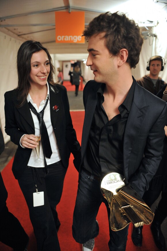 Renan Luce et Lolita Séchan dans les coulisses des Victoires de la musique à Paris, le 8 mars 2008.