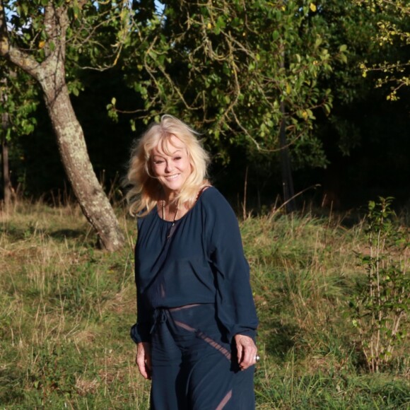 Exclusif - Mylène Demongeot a fêté son 81ème anniversaire en compagnie de Henry-Jean Servat, de la chanteuse Irène Roussel et de ses amis du Refuge de l'Arche, dans sa ferme en Mayenne, à Châtelain. Le 1er octobre 2016.