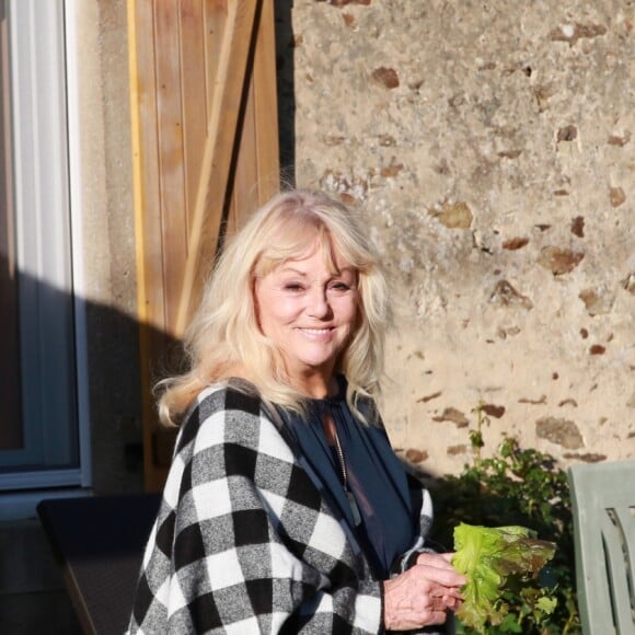 Exclusif - Mylène Demongeot a fêté son 81ème anniversaire en compagnie de Henry-Jean Servat, de la chanteuse Irène Roussel et de ses amis du Refuge de l'Arche, dans sa ferme en Mayenne, à Châtelain. Le 1er octobre 2016.