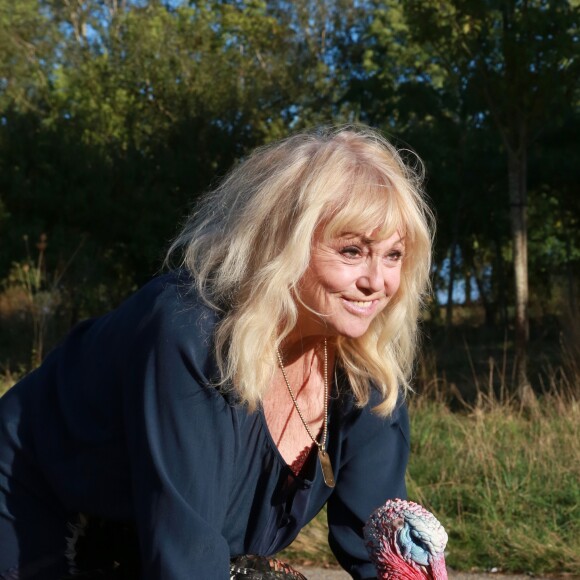 Exclusif - Mylène Demongeot a fêté son 81ème anniversaire en compagnie de Henry-Jean Servat, de la chanteuse Irène Roussel et de ses amis du Refuge de l'Arche, dans sa ferme en Mayenne, à Châtelain. Le 1er octobre 2016.