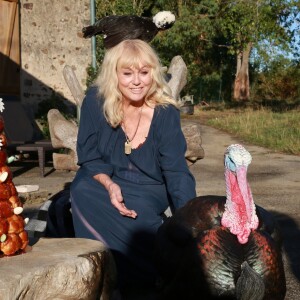 Exclusif - Mylène Demongeot a fêté son 81ème anniversaire en compagnie de Henry-Jean Servat, de la chanteuse Irène Roussel et de ses amis du Refuge de l'Arche, dans sa ferme en Mayenne, à Châtelain. Le 1er octobre 2016.