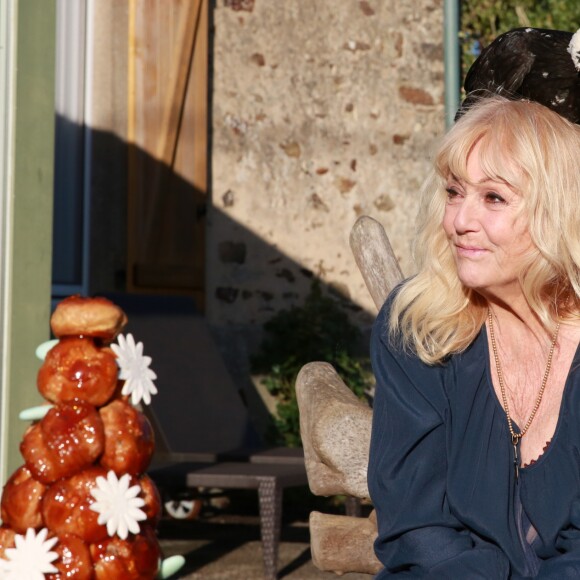 Exclusif - Mylène Demongeot a fêté son 81ème anniversaire en compagnie de Henry-Jean Servat, de la chanteuse Irène Roussel et de ses amis du Refuge de l'Arche, dans sa ferme en Mayenne, à Châtelain. Le 1er octobre 2016.