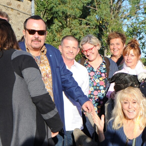 Exclusif - Mylène Demongeot a fêté son 81ème anniversaire en compagnie de Henry-Jean Servat, de la chanteuse Irène Roussel et de ses amis du Refuge de l'Arche, dans sa ferme en Mayenne, à Châtelain. Le 1er octobre 2016.