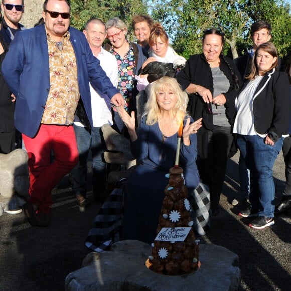 Exclusif - Mylène Demongeot a fêté son 81ème anniversaire en compagnie de Henry-Jean Servat, de la chanteuse Irène Roussel et de ses amis du Refuge de l'Arche, dans sa ferme en Mayenne, à Châtelain. Le 1er octobre 2016.