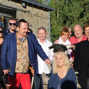 Exclusif - Mylène Demongeot a fêté son 81ème anniversaire en compagnie de Henry-Jean Servat, de la chanteuse Irène Roussel et de ses amis du Refuge de l'Arche, dans sa ferme en Mayenne, à Châtelain. Le 1er octobre 2016.