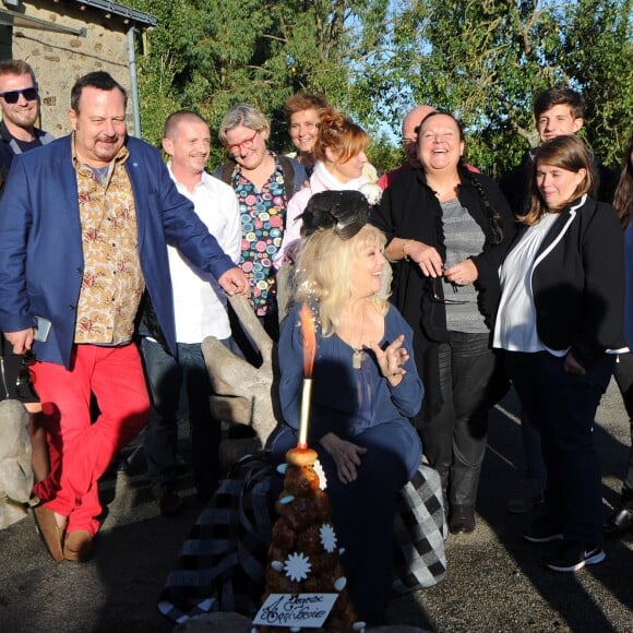 Exclusif - Mylène Demongeot a fêté son 81ème anniversaire en compagnie de Henry-Jean Servat, de la chanteuse Irène Roussel et de ses amis du Refuge de l'Arche, dans sa ferme en Mayenne, à Châtelain. Le 1er octobre 2016.